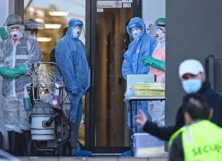 블랙타운 아파트 확진자 6명 나와 강제 봉쇄 Cleaners and HAZMAT-suited health workers at a building in Devitt St, Blacktown, where a number of COVID-19 cases have been detected and the entire block is locked down._nick_moir