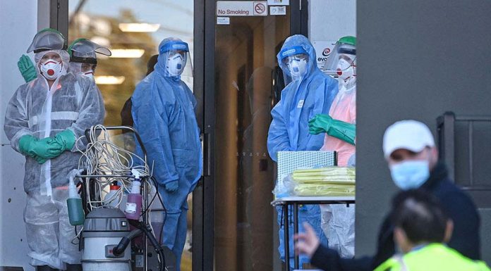 블랙타운 아파트 확진자 6명 나와 강제 봉쇄 Cleaners and HAZMAT-suited health workers at a building in Devitt St, Blacktown, where a number of COVID-19 cases have been detected and the entire block is locked down._nick_moir