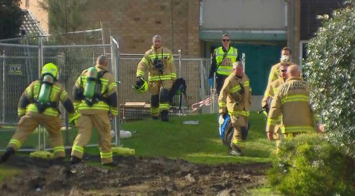 시드니 말라바(Malarbar)교외, 화재로 남성 1명 숨져 Fire crews at a unit in Malabar following a serious fire. (Nine)