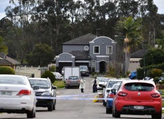 COVID-19 발병 다섯 번째 사망: 그린밸리 자택에서 죽은 채 발견 NSW Police established a crime scene at Thursday Place in Green Valley after discovering the body of a woman in her 50s. Picture NCA NewsWireJoel Carrett