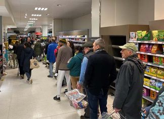 코로나 나이 가리지 않는다 -2 Photo by John Cameron