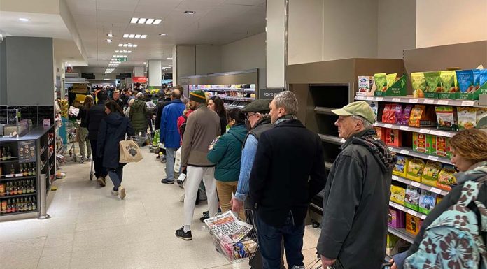 코로나 나이 가리지 않는다 -2 Photo by John Cameron