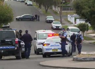 코로나로 사망한 여성, 펜들 힐 COVID 슈퍼 전파와 관련 Police at the scene.Credit _7NEWS