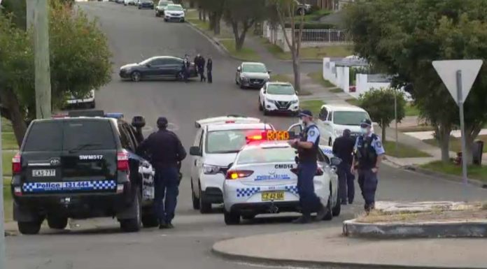 코로나로 사망한 여성, 펜들 힐 COVID 슈퍼 전파와 관련 Police at the scene.Credit _7NEWS