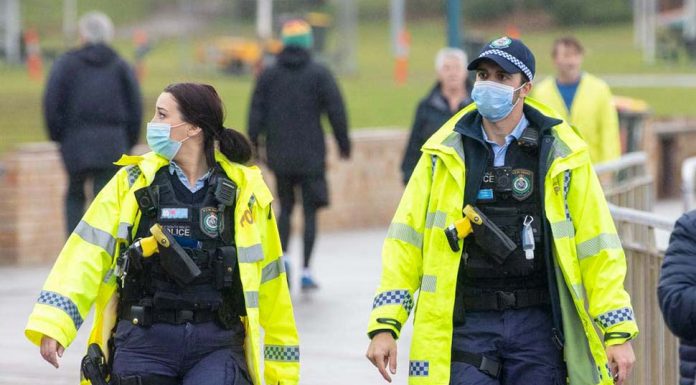 락다운 와중에 배구 경기, 남성 15명 벌금 부과 Police seen patrolling Bronte Beach on July 10. Credit Jenny EvansGetty Images