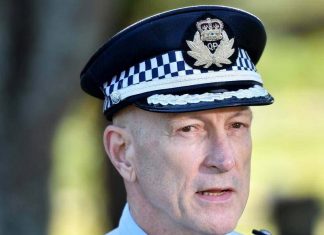 시드니 여성, 퀸즈랜드 격리 호텔에서 탈출 벌금 $2,500 부과 Queensland police say a woman who broke out of hotel quarantine 'wanted to be with her mother'.