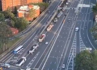 건설 작업 중단으로 뿔난 트럭 운전사들 시위 Sydney truck convoy to protest restrictions on construction work.CREDIT@MATT_LAWSON09 MATT LAWSON