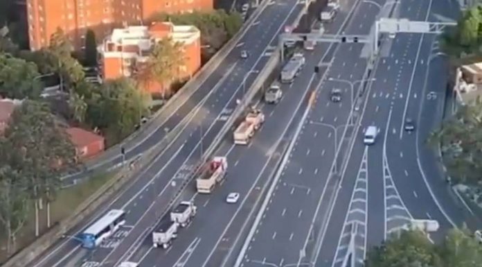 건설 작업 중단으로 뿔난 트럭 운전사들 시위 Sydney truck convoy to protest restrictions on construction work.CREDIT@MATT_LAWSON09 MATT LAWSON