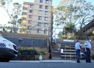 확진자 9명 나온 본다이 아파트, 경찰 입출입 통제 The apartment block in Bondi Junction is under police guard after several residents tested positive to COVID-19_AAP_Mick Tsikas