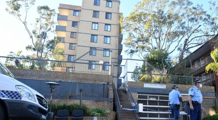 확진자 9명 나온 본다이 아파트, 경찰 입출입 통제 The apartment block in Bondi Junction is under police guard after several residents tested positive to COVID-19_AAP_Mick Tsikas
