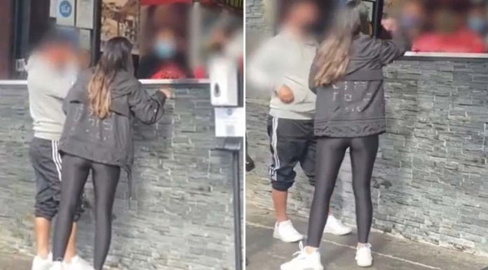 스미스필드(Smithfield) 치킨 가게 마스크 미착용 여성 서비스 거부 The woman yells at staff at the Frango chicken shop in Smithfield. Credit_TikTok_planetartaurusnes