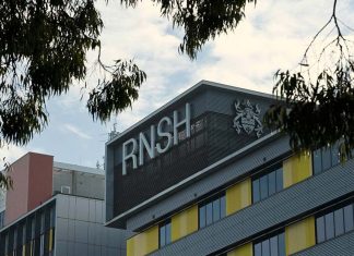코로나 나이 가리지 않는다 There’s a shortage of staff at Royal North Shore Hospital in St Leonards. CREDITKATE GERAGHTY