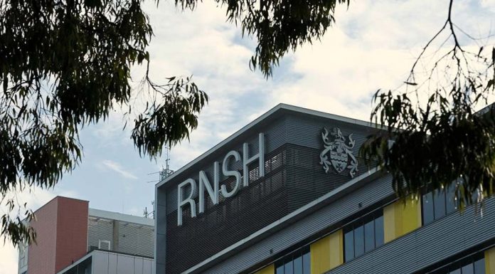 코로나 나이 가리지 않는다 There’s a shortage of staff at Royal North Shore Hospital in St Leonards. CREDITKATE GERAGHTY