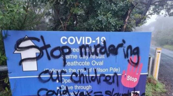 코비드 테스트 클리닉, 반달(Vandals)족 공격 Things like government scam, government lies and stop murdering our children were sprayed across the tents and front signage on Sunday night (Facebook Diedree Steinwell)