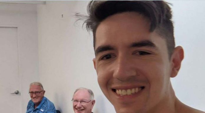 시드니 한 남성 아스트라제네카, 화이자 백신 두개 접종 받아 화제 Tom Lee getting his AstraZeneca dose. Picture TwitterSourceSupplied