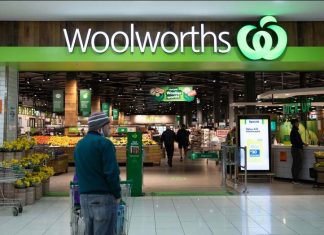 락다운으로 인한 패닉의 사재기 부활, 슈퍼마켓들 휴지 구매 한도 제한 Woolworths boss Brad Banducci has pleaded with the general public to treat Woolworths staff with respect during trying times. (Janie Barrett)