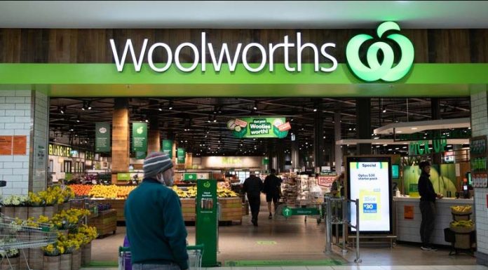락다운으로 인한 패닉의 사재기 부활, 슈퍼마켓들 휴지 구매 한도 제한 Woolworths boss Brad Banducci has pleaded with the general public to treat Woolworths staff with respect during trying times. (Janie Barrett)