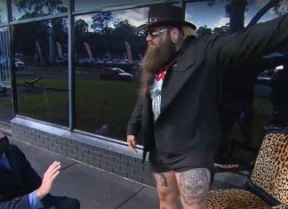 NSW 헬스장 주인, 영업 중단 거부하며 격렬한 대립 Wyoming Central Coast gym owner Rhyss Keane in a confrontation with reporter Steven Marshall from A Current Affair. Picture Channel 9.SourceSupplied
