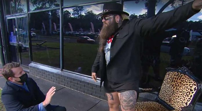 NSW 헬스장 주인, 영업 중단 거부하며 격렬한 대립 Wyoming Central Coast gym owner Rhyss Keane in a confrontation with reporter Steven Marshall from A Current Affair. Picture Channel 9.SourceSupplied