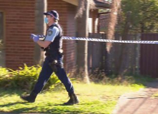 둔사이드(Doonside) 10대 청소년 살인사건, 사건 후 인터뷰한 가해자 체포 A 16-year-old died after allegedly being bashed by a group at a home in Sydney's west. (9News)