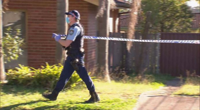 둔사이드(Doonside) 10대 청소년 살인사건, 사건 후 인터뷰한 가해자 체포 A 16-year-old died after allegedly being bashed by a group at a home in Sydney's west. (9News)