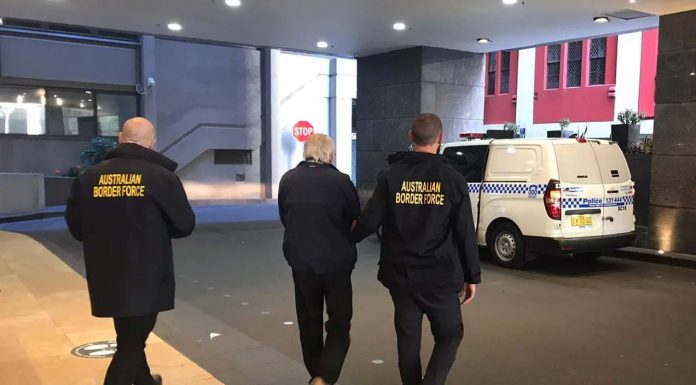 호주 국경군 격리 호텔 습격 아동학대 물건 다수 발견 A Sydney man who entered Australia with an inbound travel exemption was raided at a Covid-19 quarantine hotel after allegedly smuggling in child abuse material from the United States.SourceSupplied