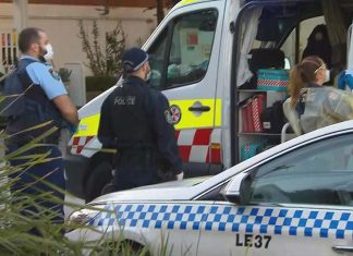 NSW, 부모를 칼로 찔러 살해한 혐의로 기소된 남성 A man has been charged with murder after allegedly stabbing his parents to death. (9News)