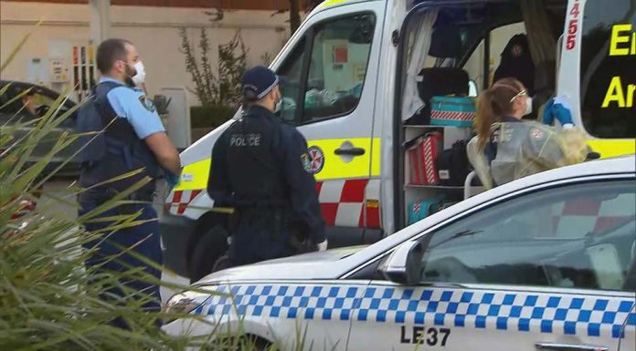 NSW, 부모를 칼로 찔러 살해한 혐의로 기소된 남성 A man has been charged with murder after allegedly stabbing his parents to death. (9News)