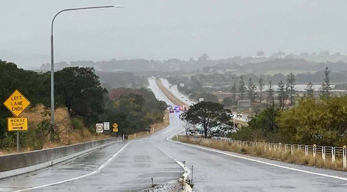일라와라 지역에서 경찰 추격 피하려다 사고 낸 트럭 운전사 A woman has been left with life-threatening injuries after a serious crash in the NSW Illawarra region, 90 minutes south of Sydney. (WIN News Illawara)