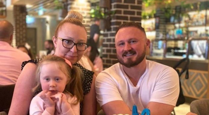 변이 바이러스 확진 부부, 사람들에게 경고 Melissa Green, her partner Dion Mason and their daughter Lola all had varying symptoms after contracting COVID-19.(Supplied)