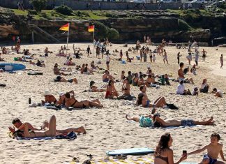 강화된 규제 속, 일광욕 즐긴 사람들 People sunbaking at Bronte Beach. Picture NCA NewsWire Nicholas Eagar