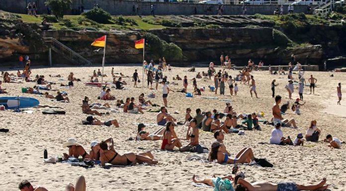 강화된 규제 속, 일광욕 즐긴 사람들 People sunbaking at Bronte Beach. Picture NCA NewsWire Nicholas Eagar