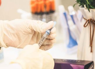 화이자 COVID-19 백신의 예상치 못한 부작용: 유방과 림프절이 부풀어 오른다는 보고 Photo by Sam Moqadam