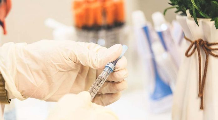 화이자 COVID-19 백신의 예상치 못한 부작용: 유방과 림프절이 부풀어 오른다는 보고 Photo by Sam Moqadam