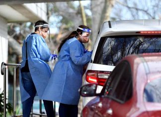 시드니에서 코비드 테스트 스탭 향해 돌진한 운전자 기소 Police allege the man tried to drive at a security guard. Picture NCA NewsWireJoel CarrettSourceNews Corp Australia