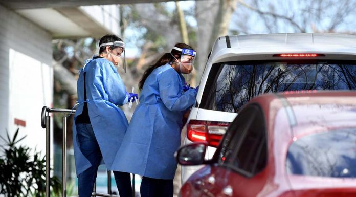 시드니에서 코비드 테스트 스탭 향해 돌진한 운전자 기소 Police allege the man tried to drive at a security guard. Picture NCA NewsWireJoel CarrettSourceNews Corp Australia