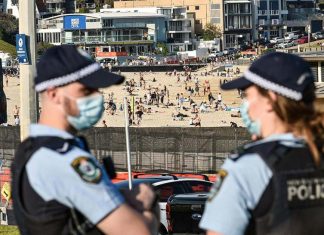 봉쇄 명령 어기고 시드니 남서부 4차례 방문한 본다이 남성 구속 Police patrolling Bondi. Picture NCA NewsWire Flavio Brancaleone