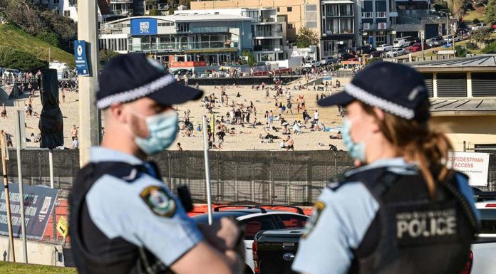 봉쇄 명령 어기고 시드니 남서부 4차례 방문한 본다이 남성 구속 Police patrolling Bondi. Picture NCA NewsWire Flavio Brancaleone