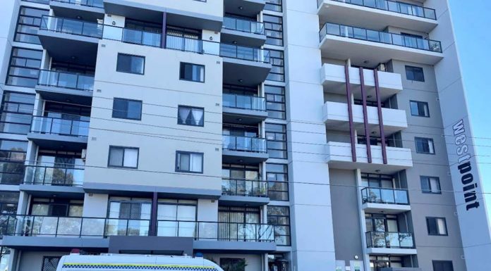 리버풀 아파트, 거주자 14명 COVID-19 양성 판정으로 봉쇄 Some residents said they were shocked to find the apartment under lockdown.(ABC News Kamin Gock)