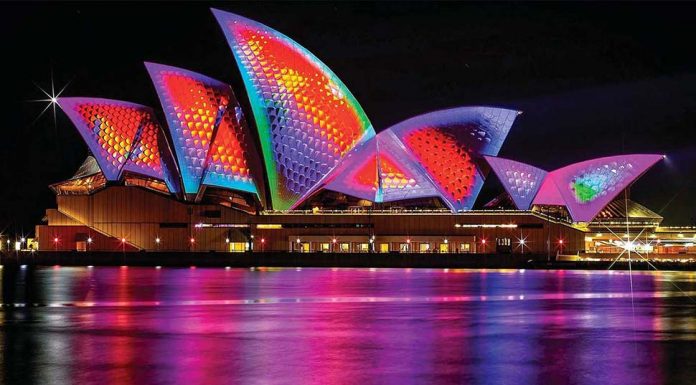 비비드 시드니(Vivid Sydney) 결국 2년 연속 취소 The New South Wales Government has announced that Vivid Sydney will be cancelled for the second year in a row amidst the state's ongoing COVID lockdown. (vividsydney.com)