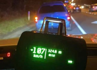 일출을 보기 위해 락다운 규제 위반 혐의로 벌금 맞은 남성 The car was clocked at 107kmh.SourceSupplied