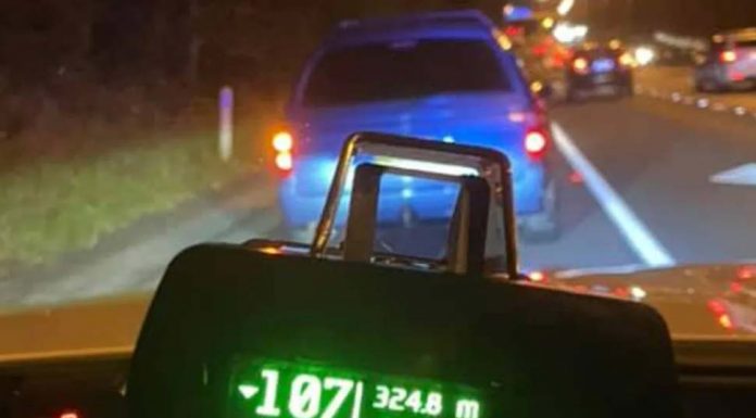 일출을 보기 위해 락다운 규제 위반 혐의로 벌금 맞은 남성 The car was clocked at 107kmh.SourceSupplied