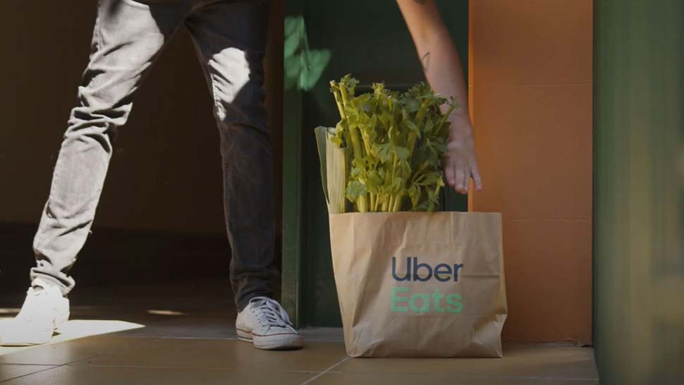 울월스(Woolworths)와 우버 이츠(Uber Eats), 시범 배달 서비스 시작 The order is packed at a Woolworths Metro store and then delivered by an Uber Eats driver or rider. (Supplied)