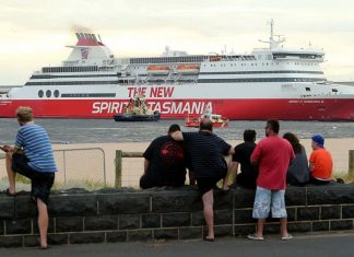 NSW와 빅토리아에서 태즈매니아(Tasmania)로 입국한 3명 벌금 부과 후 격리 조치 The two women came to Tasmania on board the Spirit of Tasmania, which sails between Melbourne and Devonport in the state's north. (Fairfax Media)