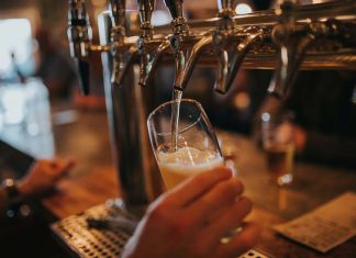 아내를 위해 300불짜리 개인 펍을 만든 남편 Wife-tells-husband-shes-missing-pub-Sydneys-lockdown-builds-one