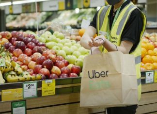 울월스와 우버 이츠, 시범 배달 서비스 시작 울월스(Woolworths)와 우버 이츠(Uber Eats), 시범 배달 서비스 시작 / Woolworths and Uber Eats have teamed up promising to deliver fresh groceries in an hour. (Supplied)