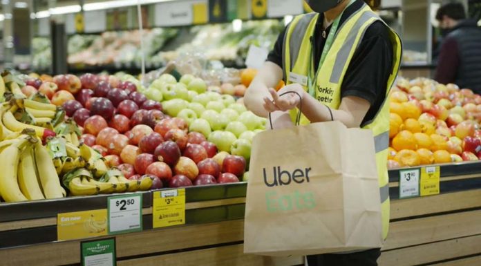 울월스와 우버 이츠, 시범 배달 서비스 시작 울월스(Woolworths)와 우버 이츠(Uber Eats), 시범 배달 서비스 시작 / Woolworths and Uber Eats have teamed up promising to deliver fresh groceries in an hour. (Supplied)