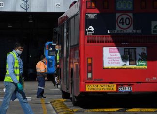 시드니 서부 버스 운전 기사들 복귀 거부 Close to 180 Sydney bus drivers say they will not return to work until the state government implements rapid antigen testing.CREDIT:KATE GERAGHTY
