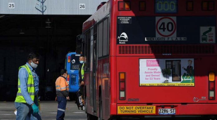 시드니 서부 버스 운전 기사들 복귀 거부 Close to 180 Sydney bus drivers say they will not return to work until the state government implements rapid antigen testing.CREDIT:KATE GERAGHTY