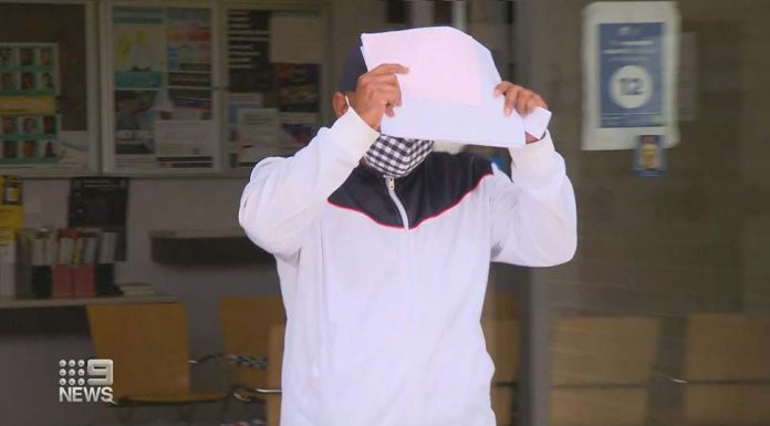 시드니, 노인을 상대로한 보이스피싱 사건 기승 A Sydney man is facing multiple fraud charges, accused of cheating an 81-year-old woman out of $24,000. (9News)
